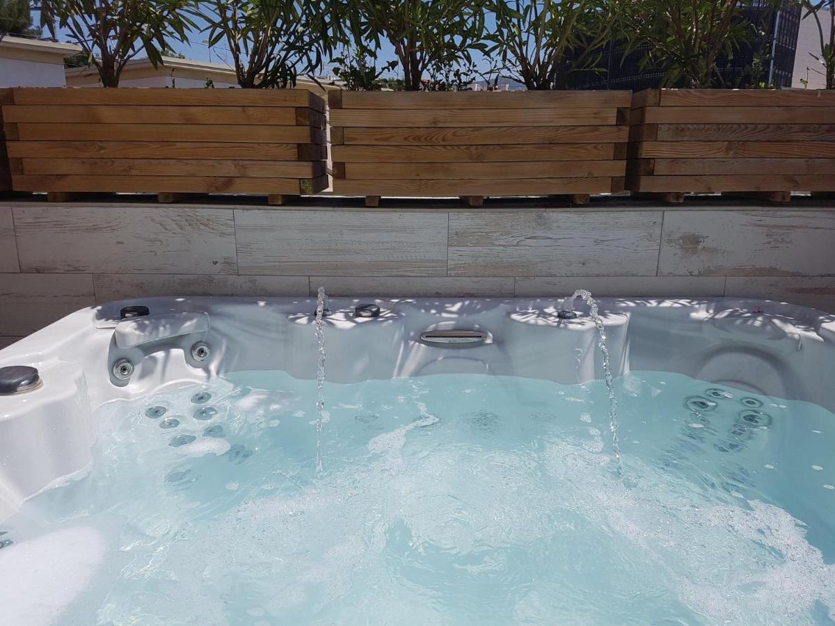 Sitges Spaces Mediterranean Apartments 4 Bedroom, 4 Bathroom, Huge Terrace, Jacuzzi- Sleeps 9 Exterior photo